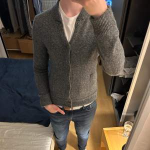 | Stickad Cardigan  från märket hollister | | Modellen är 187 cm, 83 kg | | Koftan är knappt använd och har varken hål eller fläckar | | Märke: Hollister | | Vid intresse eller funderingar⭐️😁 | 