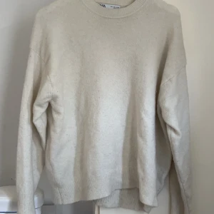 Stickad tröja  - Säljer denna stickade tröjan från Zara då den inte kommer till användning. Perfekt nu till höst/vinter. Är som ny och inga defekter. 