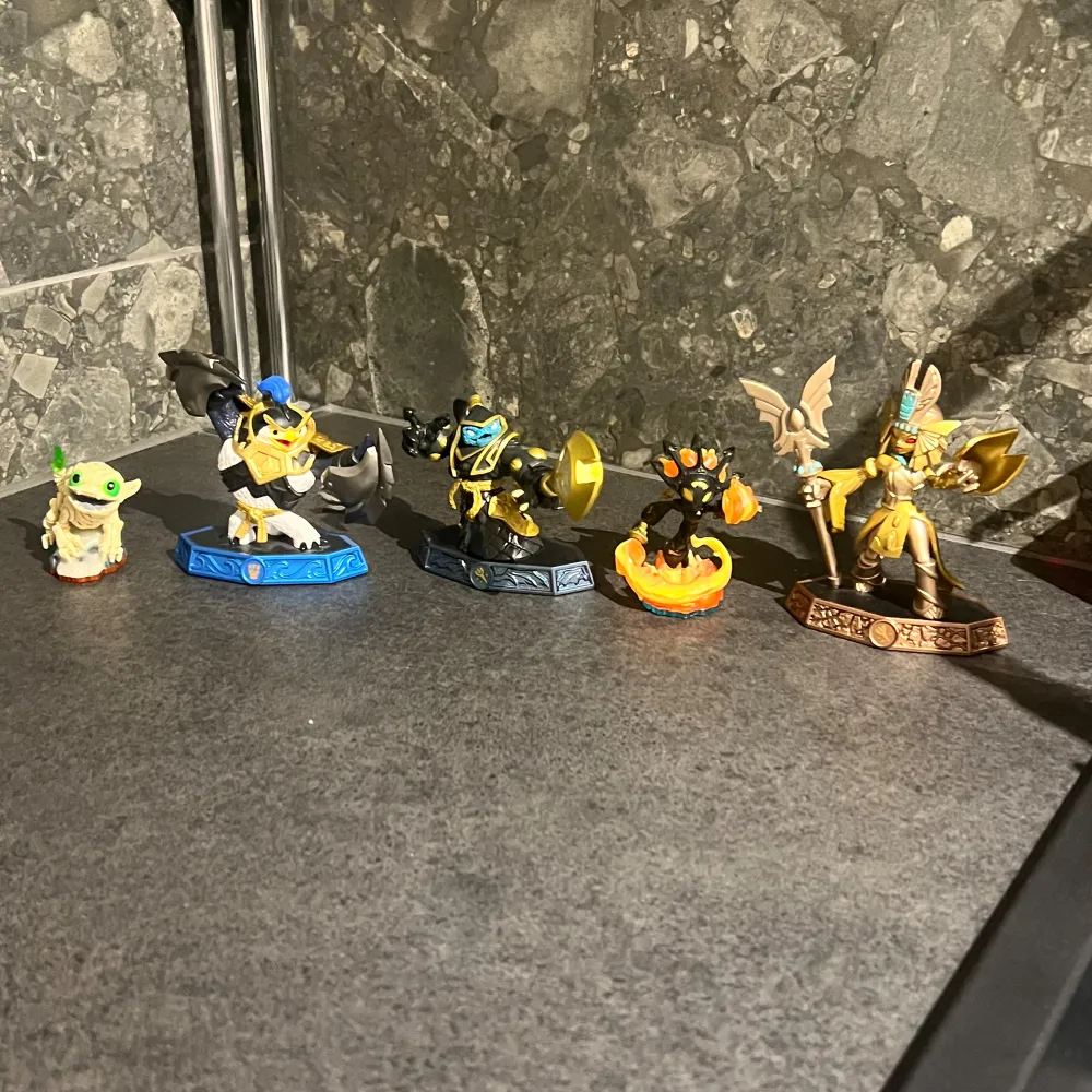 Säljer min skylanders gubbar då den Inge kommer till någon användning . Accessoarer.