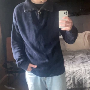 quarter zip tröja  - blå quarter zip tröja från studio total i storlek M,nypris 500 mit, använd fåtal gånger lite nopprig men inget som man lägger märke till , bara att skriva vid frågor😇
