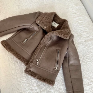 Brun skinn jacka  - Storlek XS en brun skinn jacka använd 1 gång väldigt bra skick. 300kr 