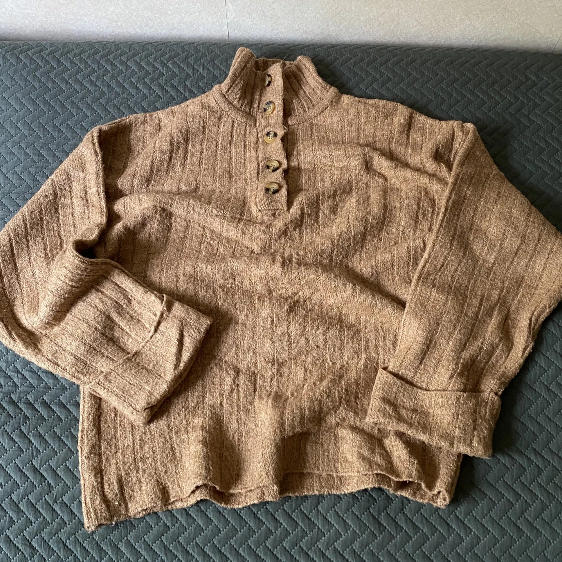 stickad tröja m knappar