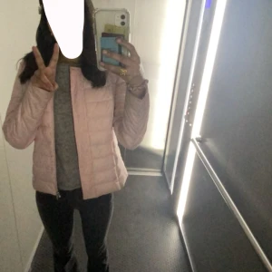 rosa jacka - jättefin rosa jacka, tunn men brq för höst och vår, bra skick, köpte för ca 300 (är inte helt säker)🥰