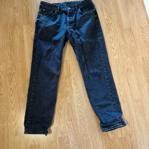 Svarta Zara Jeans - Säljer mina snygga svarta Zara Straigt Jeans använd några gånger. Nypris 440kr. Pris ej hugget i sten!