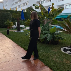 Svart kostymbyxa med hög midja - En superbekväm byxa från lindex, lykke stl:36. Säljer pga för stor storlek. Normalt skick.  Ordinarie pris: 499kr