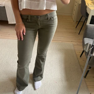Mörkgröna Lågmidjade bootcut jeans  - Snyggaste jeansen!!!!  Midjemått: 39cm Innerbenslängd: 81cm