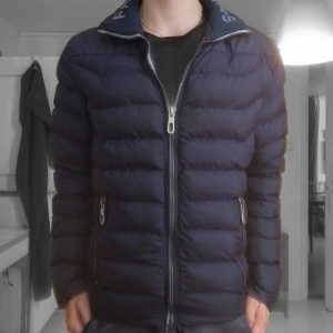 Parajumpers jacka - Säljer en fet parajumper jacka i storlek S. Skick 10/10.Jackan är varm och väldigt skön, därmed Perfekt till höst och vinter. Liknar lite en fieldjacket i stilen. Kom privat för fler bilder