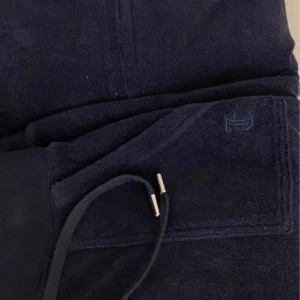 Juicy couture set - Mörkblå äkta juicy couture set, använda en gång men för stora för mig. Pris kan diskuteras, inga skador. Köpta för 2000kr men säljer för 1200kr.