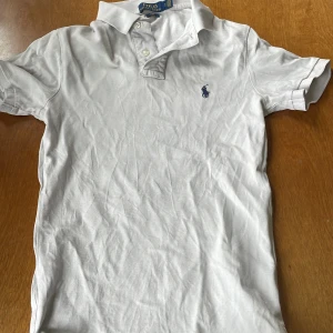Polo pike - Säljer en polo piké, då den är för liten för mig. Och sparar till moppe! Riktigt fint skick, priset är inte hugget i sten! Annonsen ligger ute på Plick, marketplace, Vinted! Tveka inte på att höra av dig vid frågor! 