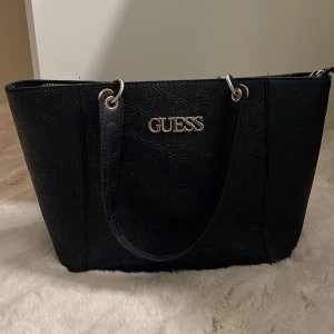 Guess väska  - Säljer denna väska har andvänds få gånger väldigt bra skick, säljer pågrund av att den ej andvänds, köptes i Dubai så är osäker på priset.