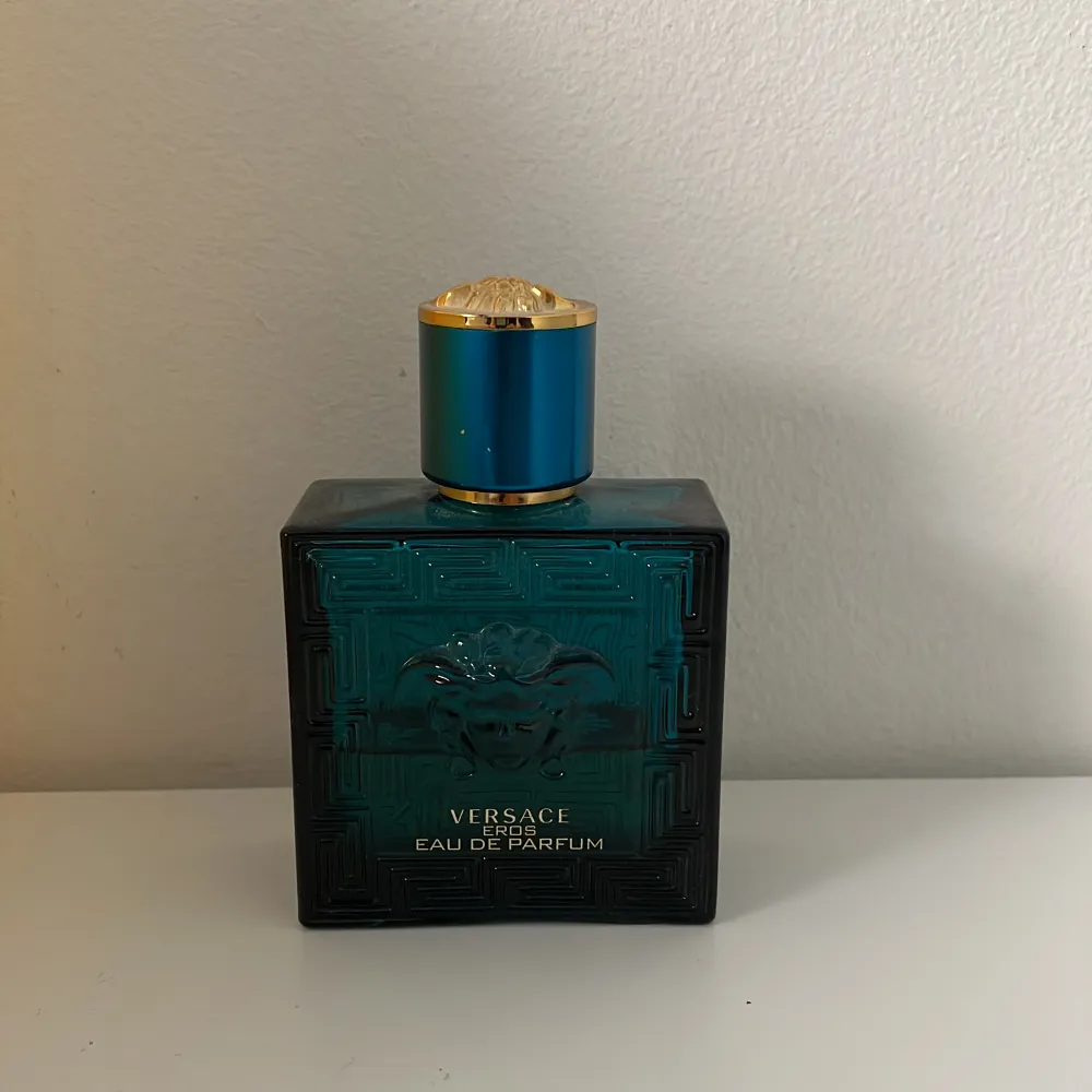 Tjena, säljer denna versace eros 50ml då jag inte har någon användning av den. Ungefär hälften kvar, luktar riktigt gott. Nypris ca 600kr. Parfym.