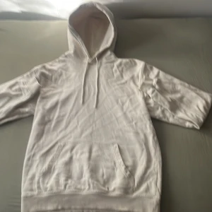 Beige Vailent hoodie i storlek S  - Detta är en beige hoodie från Vailent i storleken S men passar bra för XS också. Den har två ytterst små hål vid fickan i mitten på plagget. 