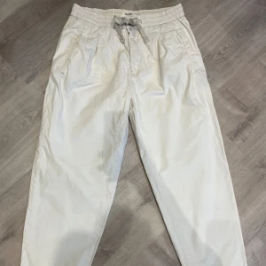 Pull and bear byxor - Ett par vita pull and bear byxor som är väldigt sparsamt använda. Storleken är M och de sitter riktigt skönt. Dessa är lite tjockare än vanliga linnebyxor vilket gör att de kan användas året om. Finns en liten fläck som jag inte orkat ta bort.