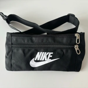 Nike midjeväska/beltbag - Helt ny och oanvänd väska ifrån nike. Tre fack. Perfekt liten väska🌟😇