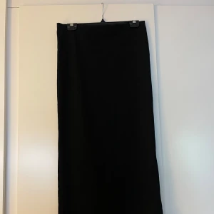 Kjol - Kjol med en slits på baksidan, i mycket gott skick. Aldrig använd 