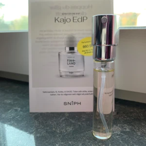 Scent of Finland Kajo EdP - Parfym Kajo av Scent of Finland från Sniph. Endast provad, så strax under 8 ml.  Noter: Liljekonvalj, lotus och persika.
