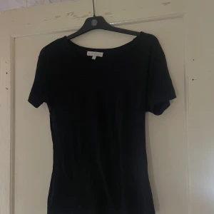 Svart topp från B.Young - Säljer en stilren svart topp från B.Young i storlek S. Den har en klassisk design med korta ärmar och rund hals. Perfekt för både vardag och fest!