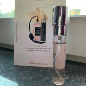 J’Ardins D’écriveints La Dame aux Camélias EdP - Parfym La Dame aux Camélias från J’Ardins D’écriveints. Endast provad, så strax under 8 ml. Noter: Verbana, camelia och mysk.