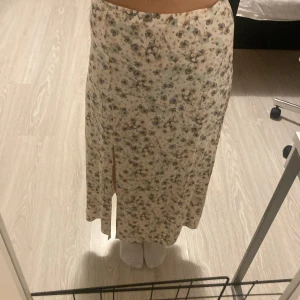 Blommig kjol - Använd cirka 3 gånger 100% viskos 