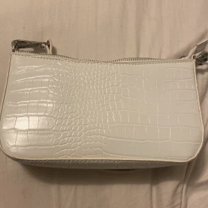 Handväska - Välanvänd, vit handväska från new yorker Utsidan är 100% polyurethane Inuti är 100% polyester 