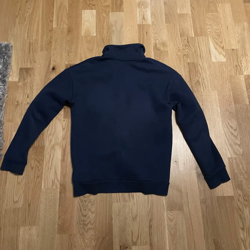 Säljer nu min half zip som är i nästan nyskick, använd få gånger och ser ut som ny. Säljer den eftersom den är för liten nu. Hör av er med frågor, priset är ej hugget i sten. Hoodies.