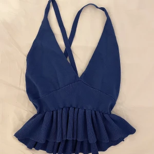 Blå top - Gullig blå top i storlek S som inte kommer till användning. Toppen har söta volangdetaöjer och är korsad k ryggen. Pris kan diskuteras🌸🌸