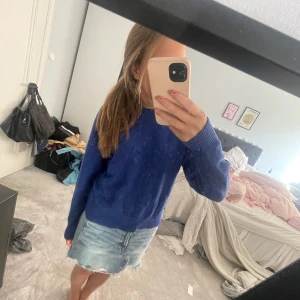 Stickad tröja - Sjukt snygg stickad tröja ifrpn uniqlo! Så fin färg och jätte skön. Storleken är i s men skulle säga att den passa både m och xs. Köptes för 499 säljer för 350! Kom priv för fler bilder eller frågor💗💗💗💗 