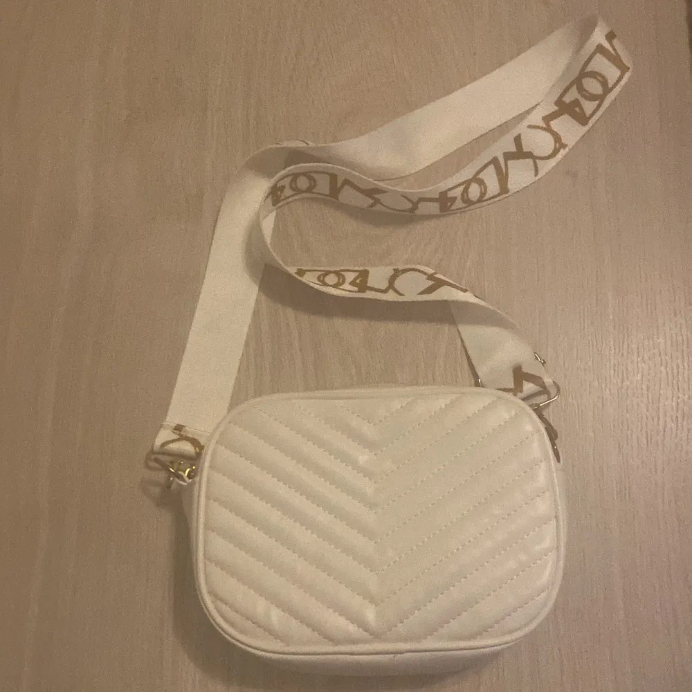 Fin vit crossbody väska. Köpte från Shein och har aldrig använt den. Väskor.