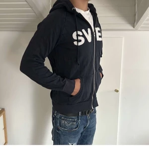 Svea hoodie - Tja säljer denna as feta Svea zipen. Storlek S. Modellen är 180, 70 kg. Köp för endast 199. Hör av dig vid frågor eller funderingar!🙏🏽