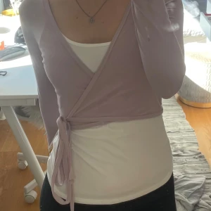 Omlott Träningströja med knytning - Fin rosa träningströja med knytning! 💘 Den är i nyskick och  ger lite yoga och pilates vibes! 🤍