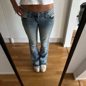 Lågmidjade jeans - Skit skygga Lågmidjade jeans. Tyvärr är de väldigt slitna där nere på bakre delen. Men om man är runt 165 cm så syns det knappt. Midjemått: 39 cm (skosnören på insidan som gör att man kan dra åt dom så de passar även mindre) Innerbenslängd: 77-79 cm