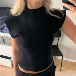 Svart topp - Fin svart halv polo tajt topp🖤 utsvängda axlar och jätte fin passform🤩💕
