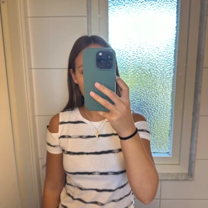 T-shirt med öppna axlar  - Säljer denna tröja från Hollister. Köparen står för frakten. 