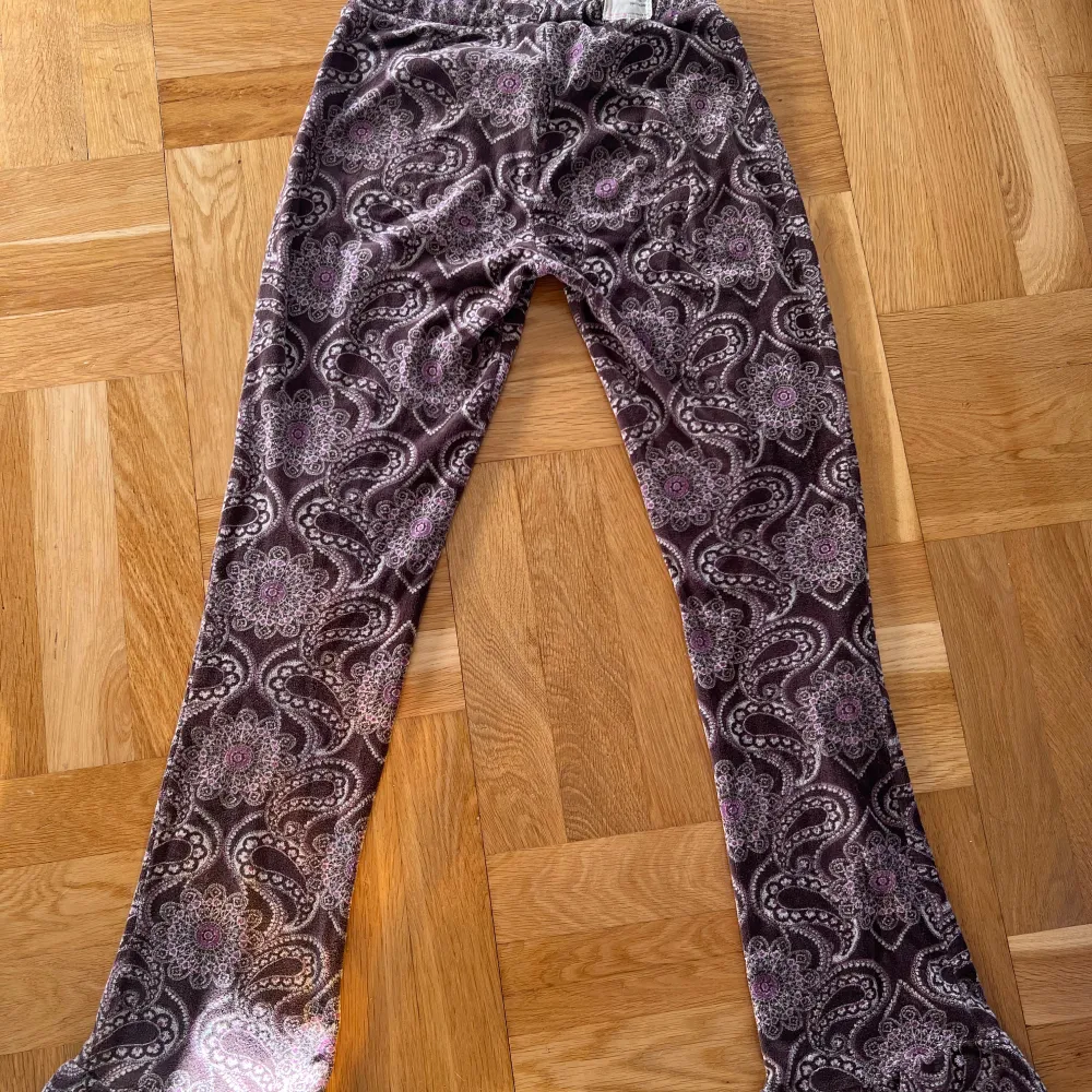 Mönstrade velourbyxor från Odd Molly🧸🎀 Odd Mollys storlek 1= Small (36) Längd insida ben= 86 cm Knappt använda!. Jeans & Byxor.