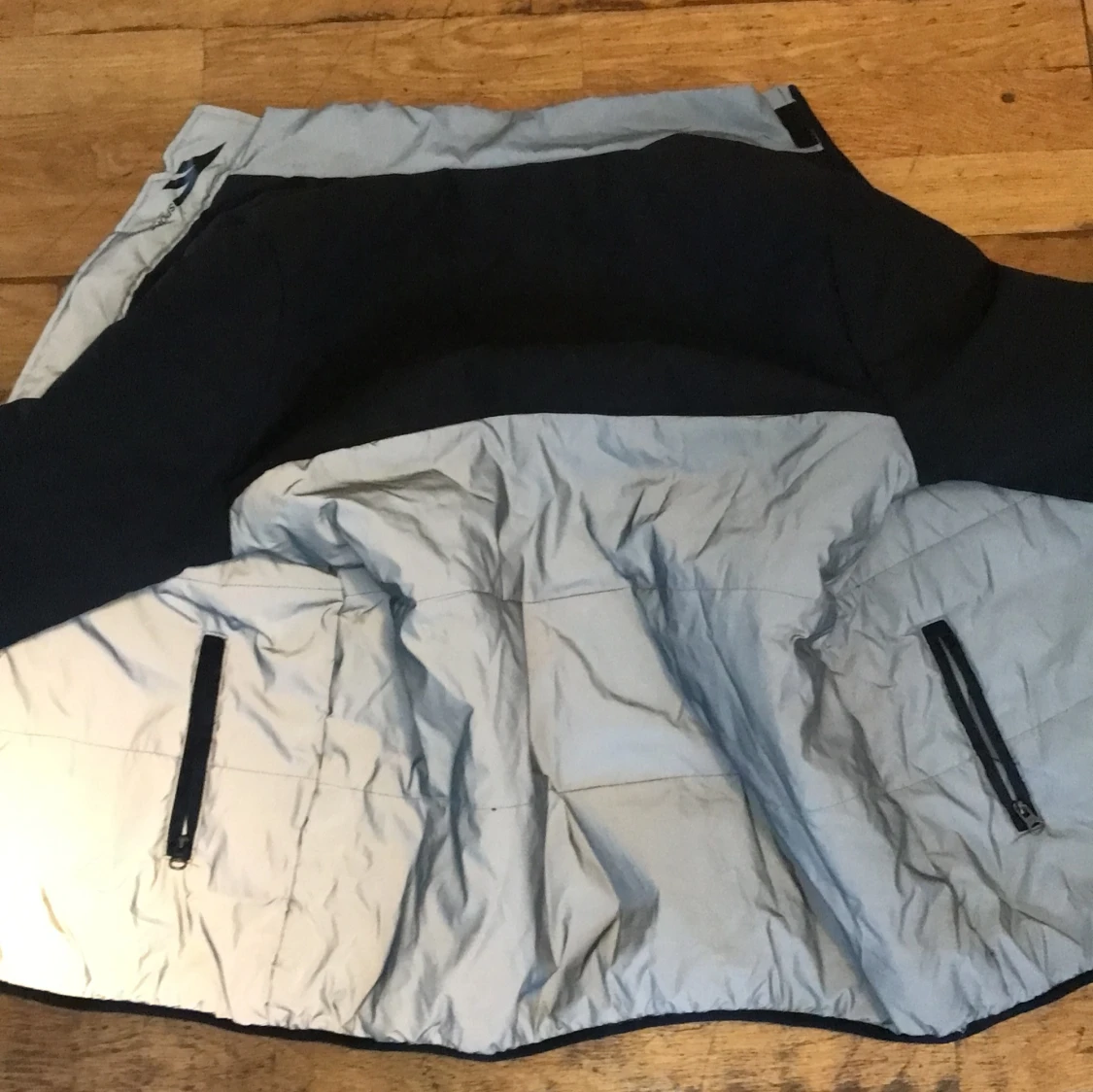 Säljer en varm jacka som har bra reflexer så du syns i mörkret och passar bra till hösten - 91