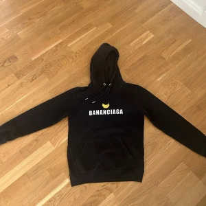 Svart hoodie från Jackie  - Svart bananciaga tröja