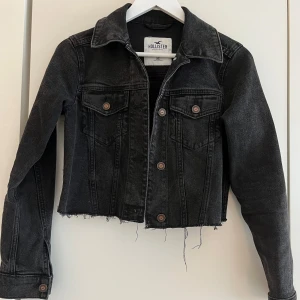 Jeansjacka - Gråsvart jeansjacka från Hollister i fint skick🤍