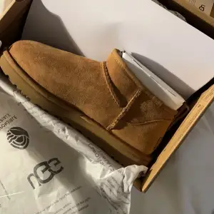 Säljer mina uggs då jag vill ha en annan modell, söker de med rosett baktill. Är öppen för byten, annars säljer jag de även. Kvitto finns.