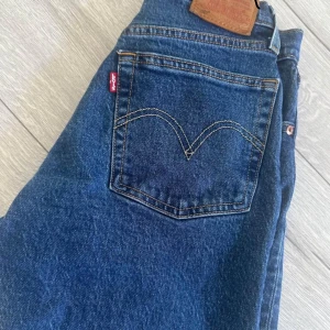 Levi's Jeansbyxor  - De är i använd nyskick 🌸