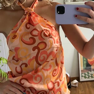 Halterneck topp - 🌺Halterneck topp från VILA🌺 fint skick utan defekter, pris går att diskutera