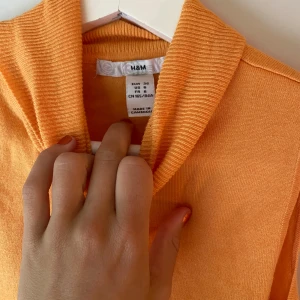 Höstig topp - Stark orange/persiko färg! Så himla fin! Armlös polo.