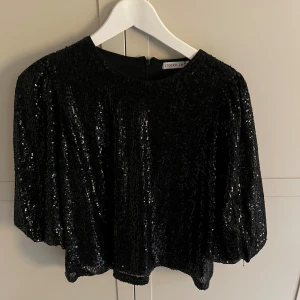 Glittrig topp - Jättefin glittrig topp från MQ! Storlek M men passar S också💕