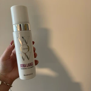 Hårmousse för VOLYM - Hårmousse som man lägger i håret för att få mycket volym som håller hela dagen! Den är helt ny! 195ml