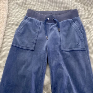 Blåa juciy byxor - Säljer de då de inte kommer till användning längre💓de är uppsydda men går annars att sprätta upp. Det skulle jag kunna göra innan jag skickar iväg de om man vill. De passar mig som är runt 168cm💓
