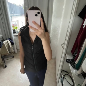 Svart zara väst - Populära svart väst från zara. Åtsittande väst juster bar luva. Använd två gånger inga defekter. Storlek xs men passar s. Fodrade fickor 