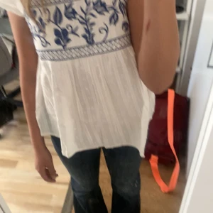 Vit blus  - Fin blus ifrån Shein, köpt för ca 1,5 år sen. Men använd ett fåtal gånger. Inga fläckar eller liknande. 