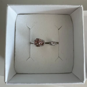 Caroline svedbom ring - Jättesöt ring från Caroline Svedbom i silver med ljusrosa Sten. Fick i studentpresent men använder tyvärr guld och hann ej byta så den är aldrig använd.