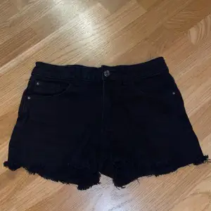 Low/mid waist shorts. Bra skick och har knappt använt de