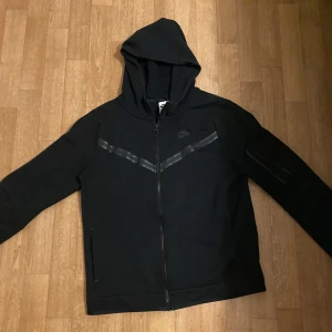 Nike tech storlek 158- 170 använd i bra skick - Nike tech fleece  Bra skick