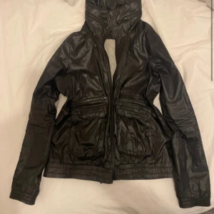 Jacka  - As snygg jacka, bra kvalite och ny. Kommer tyvärr inte till användning. Pris kan såklart diskuteras❤️